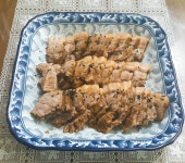 홍삼액에 삼겹이 삶고, 새로 담은 맛김치와 청국장, 묵은지에 저녁 먹어요~ 냄새도 없고 기름이 쫙~~빠진 야들야들한 수육에 새김치를 척 얹어 먹는... 