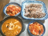 홍삼액에 삼겹이 삶고, 새로 담은 맛김치와 청국장, 묵은지에 저녁 먹어요~ 냄새도 없고 기름이 쫙~~빠진 야들야들한 수육에 새김치를 척 얹어 먹는... 