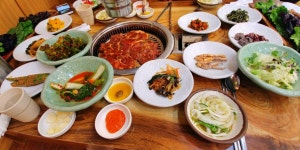 낮에 아들램 교복바지 수선하러 나간김에 옆에 있는 미술관들려 간만에 문화생활하고 저녁은 부모님 모시고 갈비집가서 맛난 꼬기 먹고 왔어요... 