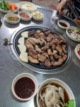친한언니만나서뒷고기먹었어용 두번째사진은 오늘은 딴동네장날이여서 밑반찬 3가지샀네용 오빠가좋아하는걸루 초기라서 만사기찬네용... 