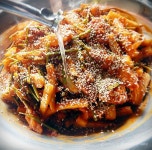 냉면 삶아 홍어회 무침 올려주니 초간단....맛난 비빔냉면이 완성! 집에서 홍어회 무침을 하면 채소보다 홍어가 많아서 더더더 맛난것 같아요. 