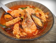 중국집 짬뽕은 먹을 땐 세상 다 얻은 듯 캬~~~~좋다!!!! 먹고나면 물도 많이 켜고, 손도 붓고, 그 후유증에 ㅠ.ㅠ 짬뽕 좋아하시면 해물 한가득~ 넣고... 