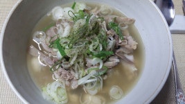 요번주는 오로지 냉파로 한그릇 끼니를 생각하고 있습니다^^ 오늘은 냉동실 닭 꺼내 닭곰탕으로~ 양념없이 맑은 곰탕 주문으로 파듬쁙 넣어... 