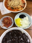온김에 점심먹고 가자해서올만에 짜장 짬뽕을. 양이 얼마나 많은지.... 맛은 그닥. 집에와선사진 옮기고 볼일보고 다시 대장님집으로.... 옆문을... 
