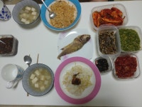 오늘 아침밥상입니다~😊 콩나물밥에 탕국끊이고 조기구웠어요 혼자서는 조기먹기싫은데 같이먹음 맛있는?ㅎㅎ 저는 생선을 잘안먹어서ㅠㅠ... 