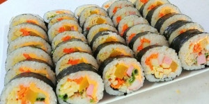 김밥에 시금치없으면 허전하고 맛이 안나지만 급한대로 햄.단무지.맛살사와 냉장고속 당근과 계란꺼내 김밥 말았어요 ㅋ 계란 겁나서들... 