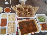 오늘은 점심메뉴는 삼겹살구이로 시켰어요. 고기도 다 구워서오구 상추랑 깻잎도 있고 된장찌개도 있구 고기도 안 굽고 좋네요. 맛점하세요~~~~^^ 