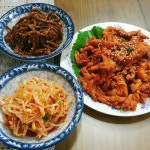 제육볶음, 햄넣은 김치찌개 세,네개의 밑반찬으로 오늘 저녁을 마무리 했어요. 낮엔 황사도 있고 덥지만 아침,저녁으론 기온이 많이 떨어지니... 