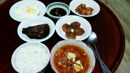 늦은저녁은 혼밥! 동그랑땡.어묵볶음.깻잎절임.계란후라이.김치 콩나물국 혼자먹더라도 푸짐한 밥상이 좋지않나요?ㅎ 