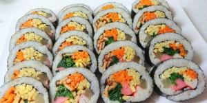 따가운 눈총을 견디다못해 김밥재료준비한뒤 전자렌지에 찬밥 데워 김밥 말았어요 ㅎㅎ 두 남자에겐 새로 밥해서 말았노라 뻥 쳤다죠 너구리... 