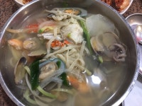 울신랑은 갈비탕. 난 해물칼국수. 반찬 달랑 두가지주네요. 그래도. 내껀 보리밥 조금 주네요. 게도 반마리~~~ 맛나게 먹고. 출발. 비가 내리고......... 