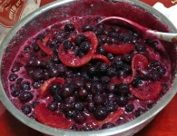 냉동실에 블루베리랑 레몬이 굴러 다니고 있어서 청 만들어 봤어요 색이 너무 고운거 같아요~~✨뿌듯뿌듯✨ 빨리 발효 되어서 탄산수로... 