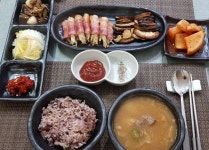 오늘 저녁엔 소고기배춧국 끓이고 어제 서연맘언니랑 이여사밥상에서 보고 .. 오늘 팽이버섯베이컨말이 했어요ㅋㅋ🤣🤣🤣👍 잘익은 깍두기.... 