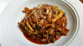 오늘 컨디션이 쬠 좋아져서 주방문 활짝~^^♡ 내님이 주문하신 낙지볶음, 이여사가 좋아하는 굴~ 항상 겨울에 굴젓담그는데 올 겨울은 모든게... 