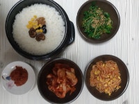 저번주 아버님 편한 하늘로 모시고 ~~ 며칠 몸살~~ 집밥 못먹은지 일주일 넘게~ 흰돌솥밥에 나물 두가지하고 겉절이에 토하젓~ 무굿에 매생이... 