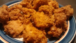 닭다리 허벅지 살로 치킨 튀기고, 스팸하우스 롤 이라는 메뉴 점심으로 만들고 , 주문 내보내고 남은 자루국수에 샐러드 야채 섞어서 초고추장에... 