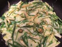 오디쨈을..... 전 집에있는 복숭아 세게로 쨈을 올만에^^ 안달고 맛있어요. ^^ 따온부추랑 호박 양파넣고 한장요. 영파가 달달하니. 참 맛있네요. 