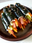 저녁은 서연이가 주문한~~ 뚱뚱이꼬마김밥~~깻잎주먹밥요~~ 고기없는 토마토 스프랑 아보카도는 내꺼~~ 어묵탕 끓여서 저녁이요~~ 오늘 넘 더웠어요~~ 