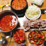 저녁은 있는 찌개에 낮에 담은 김치 2개 그리고 두부으깨넣고 새우 다져 넣고 죽순도 넣은 강된장에 목살수육 양배추찜이요 