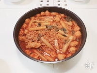 국물 떡볶이 했어요 사리는 진짜쫄면 사리 어묵은 시장어묵 다같이 한냄비 했어용 ♡♡ 덥지만 행복한 하루되어요 
