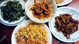 오늘 아침은 엄마손 풀밥상 이예요. 가지 나물과 무말랭이 등등.. 고기반찬 없어도 행복한 맛이예요^^ 