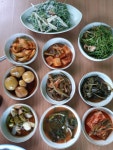 가본곳이라 음식은 기대 안했는디~~반찬이 다아 시골밥상~~ 재료도 다 농사지으신 거라고~~ 매운탕에 민물고기도 잔뜩~~수제비도 듬뿍~~넘 좋네요~~~^^ 
