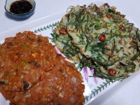 경상도식 지짐이를 만들어봤어요. 남편이 좋아하는 스타ㅡ일로다가 돼지고기 넣은 부추전 제가 땡기는 김치에 생채더해서 식감이 아삭아삭ㅋ 