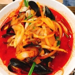 길에 무주 IC 만남의광장 신미가에서 먹은 불맛가득한 오갈비짬뽕 사진 올려요^^ 엄청 매울것같은 비쥬얼인데 불맛에 살짝 단맛도 나는... 