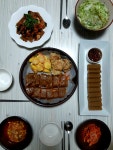 지인이 직접 수확한 도토리가루를 주셔서~ 울 서여니가 젤 좋아하는 묵쒔네요~ 말랑 쫄깃하니 넘 잘됬어요 팔빠지게 저은 보람이 있네요~ 서연가... 