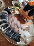 꽁치김밥~~~ 동생은 한 다섯번 왔다는데... 맛이 변했다구 마니 써운해하구ㅠㅠ 난 한번 묵었다는데 의미만 두는 정도~~ 울 막뚱이와의 여행... 넘... 