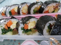 아침에 주방에 3시간을 왜 서있었는지.별루 한것두 없는데..ㅋ 랑 한테 옆구리터진 김밥 챙겨보내고 가지무침하고 설거지만 했을뿐인데.ㅍㅎ... 