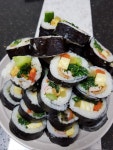 어제 친구집에서 김밥해줬는데 친구가 김밥을 엉망으로 말았다고 잔소리듣고..에잇.ㅋㅋ 그리고 만두를 빗는데 저 진짜 만두 못 빗고 다 터지고... 