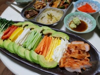 이여산 왜이리 아보카도가 맛있는지 모르겠습당~♡ 이여사 저녁은 오랜만에 채소 많이 많이 김쌈 먹고파 준비했어요 신랑은 두부찌개에 보리굴비... 