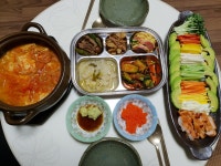 이여산 왜이리 아보카도가 맛있는지 모르겠습당~♡ 이여사 저녁은 오랜만에 채소 많이 많이 김쌈 먹고파 준비했어요 신랑은 두부찌개에 보리굴비... 