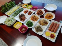 12마리 잡아왔어요ㅋ잡아온거 신랑이회뜨는중이에요 한마리 사진찍어봤어용ㅋ 저는 회는못먹는사람이라 구경만ㅋ 모두모두 맛저하세용^^ 