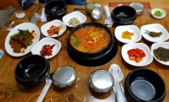 어제 랑하고 밀양볼일있어 갔다가 한커플만나서 리더스cc아래 랑단골맛집 할매메기탕...줄서서 먹는 이유가 있드라구요. 먹고나서 커피마시러... 