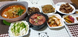 김치찌개 꿇이고 큼지막한 문어 살짝데쳐 배추랑 무 들기름에 달달 볶아... 차리니 밥상이 푸짐해지네요 맛나게 먹고 내일부터 시작되는 새로운... 