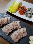 오늘 저녁굴보쌈~무 김치소처럼 만들고알배기 절이고고기 삶고~자연산 굴이 나왔길래 당첨!~불목이요^^ 