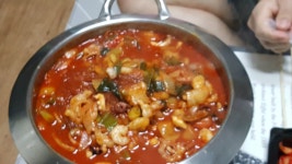 날이추워 그런지 쿰쩍도 하기싫으네요🤤 맛있는 녀석들 보는데 저거 맛있겠는데 먹어볼까??!! 하고 고른 메뉴가 낙곱새! 첨 먹어본 저는... 