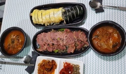 참치김치찌개만들고 홍국밥도했는데 사진엔없네요😅😅 훈제오리... 케잌이랑 자기가좋아하는 파이사왔드라고요 후식으로 먹을려고... 