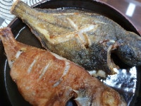 주문진에서 저렴하게 사온 반건조 생선 구웠어요 가자미랑 빨간색 물고기는 이름 까먹었는데 맛있어요 홍게살 발라 게딱지 내장국물 모아모아... 