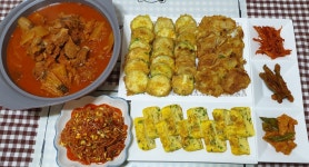 작은남자 절대 안가는 마트를 냉콤 달려가 돼지갈비를 사왔드라구요 손질도 안된 갈비를 가위로 구석구석 잘라가며 손질하다보니 아픈손목이... 