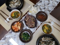 구웠어요 포푸언니 밥상에 시래기밥! 보는순간 게으름으로 묵혀뒀던 양구시래기 불리고 2시간 삶고 또 불리고 씻고 껍질벗기고... 무청 왕창 넣은... 