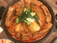 김치없이 못사는 저희 남편때문에 늘 김치찜 달고 살아요~ 통삼겹도 넣어보고 닭도 넣어보고 했지만 돼지갈비가 가장 맛있더라구요 돼지갈비 넣은... 