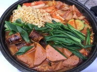 베이컨, 떡 넣고 냉장고에 있는 야채들 넣어서 한끼 떼웠네요. ^^ 이름하여 냉털 부대찌게 오늘은 왠제 축축 처지네요~ 한국에 온돌방이 그리워요 