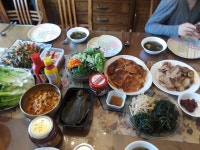 서방님생일날먹은 집밥입니다 동서가 음식솜씨가 좋아서 맛있엇서요 식당가서 먹으면 편하겟지만 매일 먹는게 거기서거기라 그냥 집에서.... 