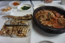 집에가면서 남해 창선 줄서서 먹는다는 멸치쌈밥집요. 몇년만인가. 갈치두께가2센티가 넘겠네. 둘이 미련곰탱이짓. 막먹고 소화제 사먹음요! 식당... 