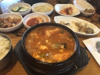 신랑은 갈비탕요^^ 정리하고 따다가 논 머위 손질이요. 아 내가 왜... 나도 같은거로 달라했어요 오이 망고 배같이 생긴 흰거 아마 카사바같은거라... 