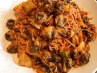 김치비빔국수: 꼬막을 사다놓은게 있어서 넣었는데 꼬막자체가... 고구마말랭이: 저희집 간식으로 자주 만드는 말랭이에요, 남편도 좋아하고 저도... 