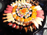 매모리알데이 손녀들이 놀러와서 한인마트 스시집에서 주문한스시와 연어 회로 즐거운 시간을 보냈습니다 